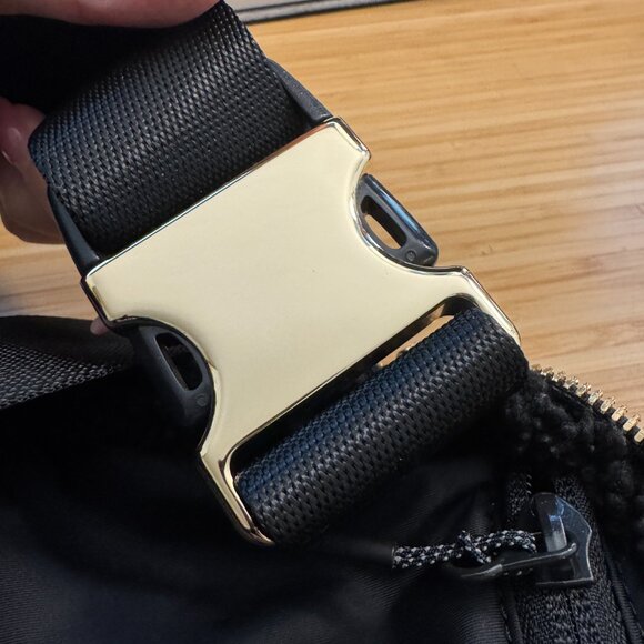 Lululemon Everywhere FLEECE Sherpa Belt Bag in Black/Gold - Picture 6 of 6